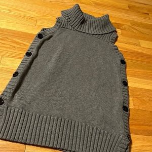 Kenneth Cole button side sweater vest size large.